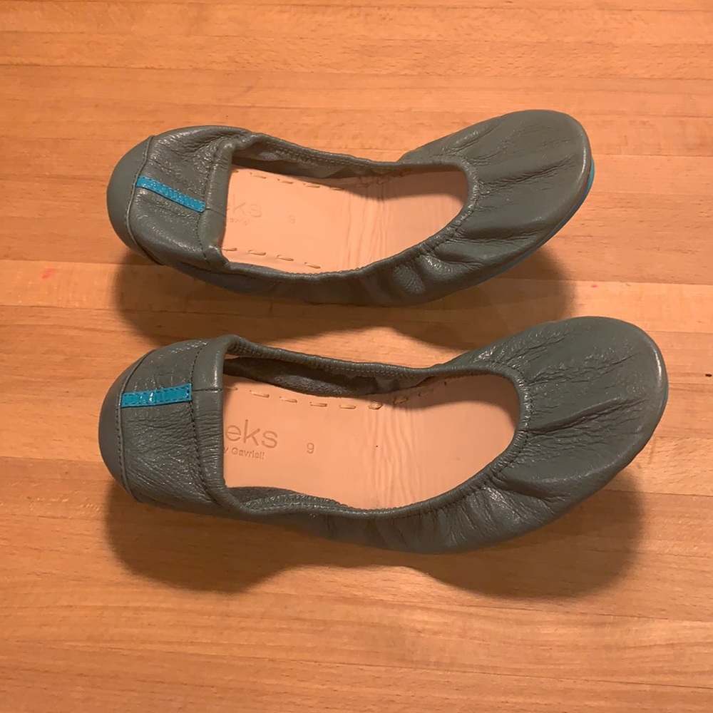 Tieks flats in a mossy green. Brand new!